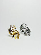 Aranyozott levél mintás gyűrű fehér háttéren, részletgazdag kidolgozással és elegáns, természet ihlette megjelenéssel.