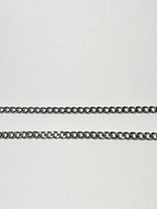 Rövid láncszemes arany nyaklánc és hozzá illő láncszemes karlánc fehér háttéren, letisztult és elegáns megjelenéssel.