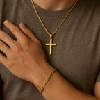 Csavart arany lánc kereszt medállal egy nő nyakán, finom Aranyozott csavart láncszemes karkötő egy férfi csuklóján, természetes fényben, kifinomult stílusban, elegáns megjelenéssel.