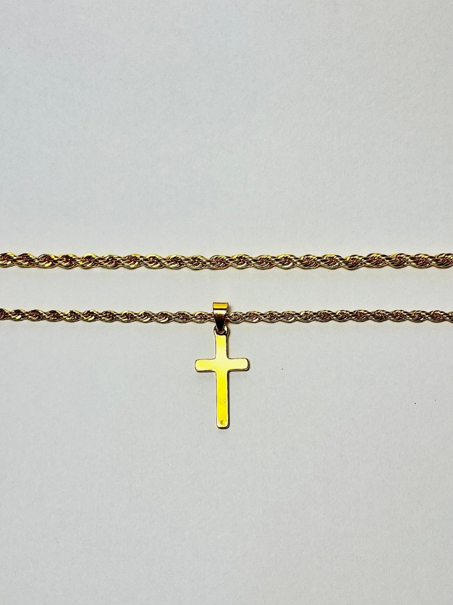 Aranyozott csavart láncú kereszt medálos nyaklánc és hozzá illő csavart láncos karkötő fehér háttéren, elegáns és letisztult kompozícióban.