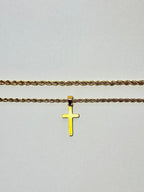 Aranyozott csavart láncú kereszt medálos nyaklánc és hozzá illő csavart láncos karkötő fehér háttéren, elegáns és letisztult kompozícióban.