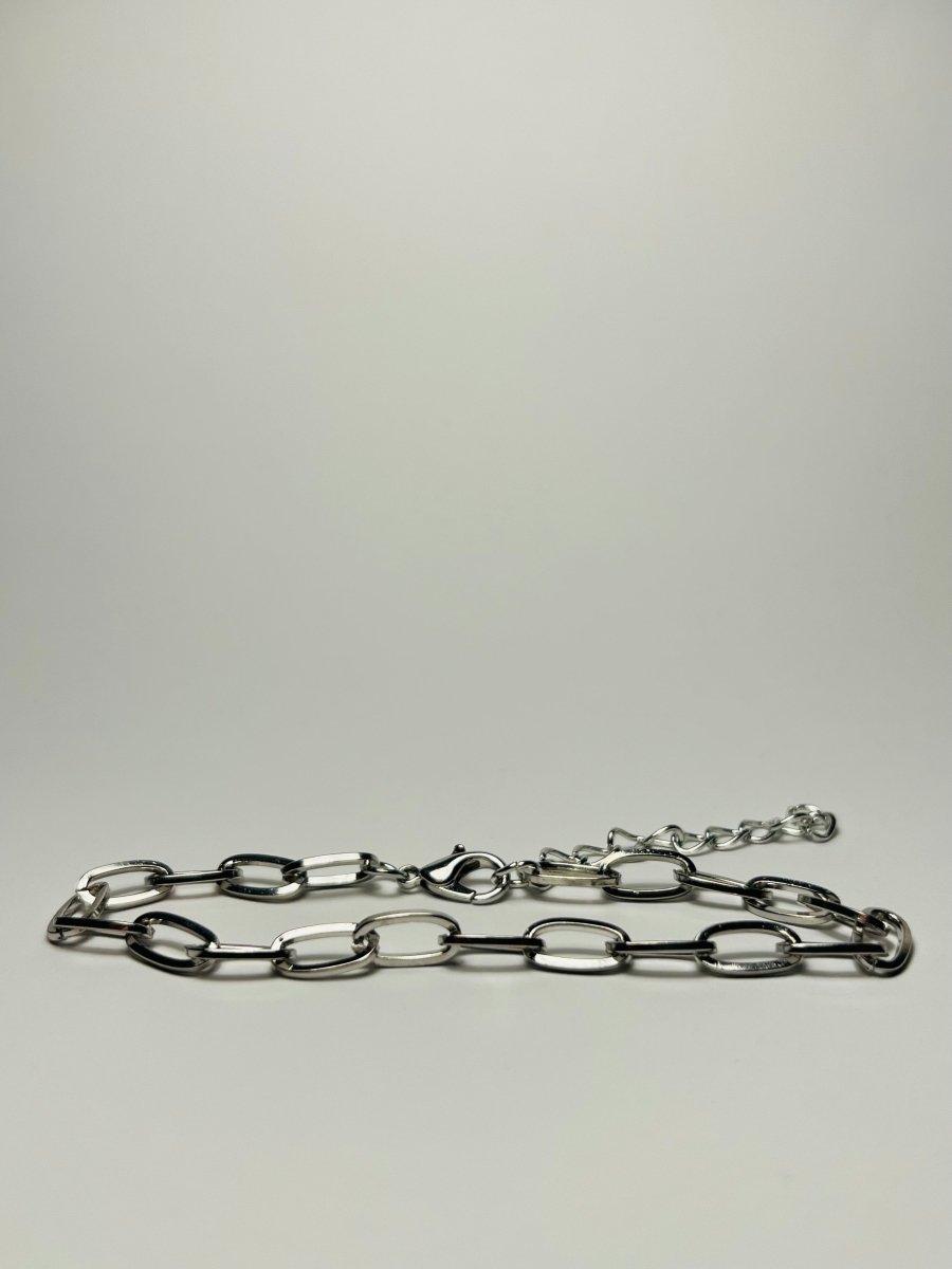 Aranyozott hosszú láncszemes nyaklánc fehér háttéren, fényes felülettel és letisztult, elegáns megjelenéssel.