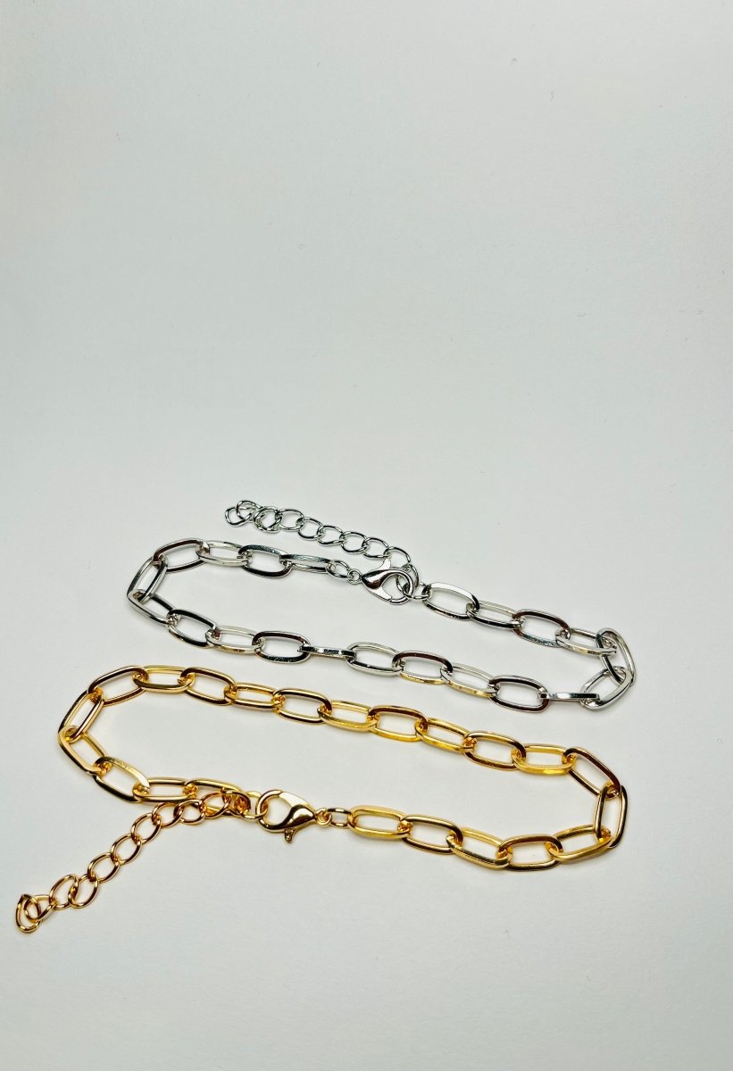 Aranyozott hosszú láncszemes nyaklánc fehér háttéren, fényes felülettel és letisztult, elegáns megjelenéssel.