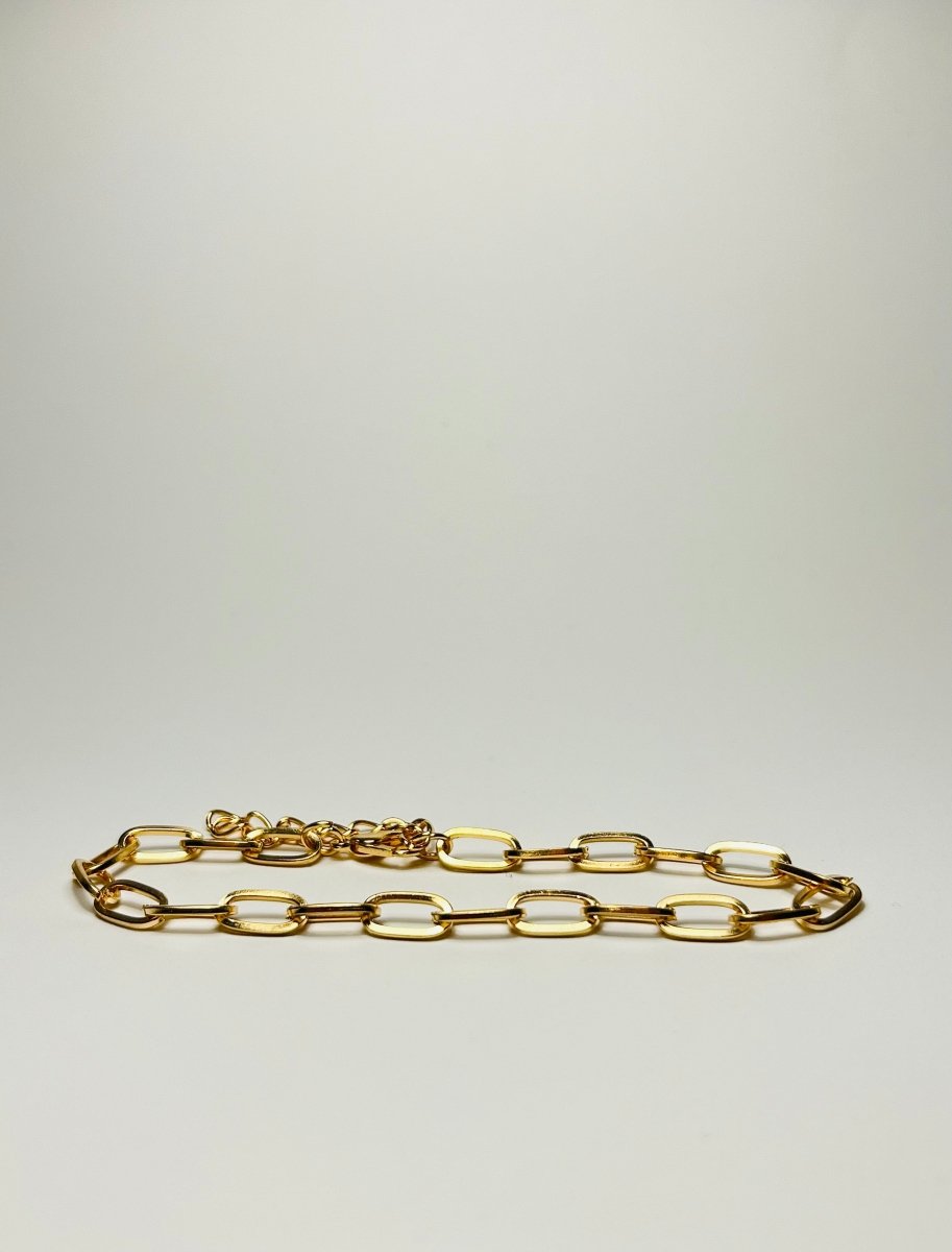 Aranyozott hosszú láncszemes nyaklánc fehér háttéren, fényes felülettel és letisztult, elegáns megjelenéssel.