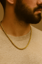 Aranyozott csavart láncszemes nyaklánc férfi modell, fényes felülettel és letisztult, elegáns megjelenéssel.