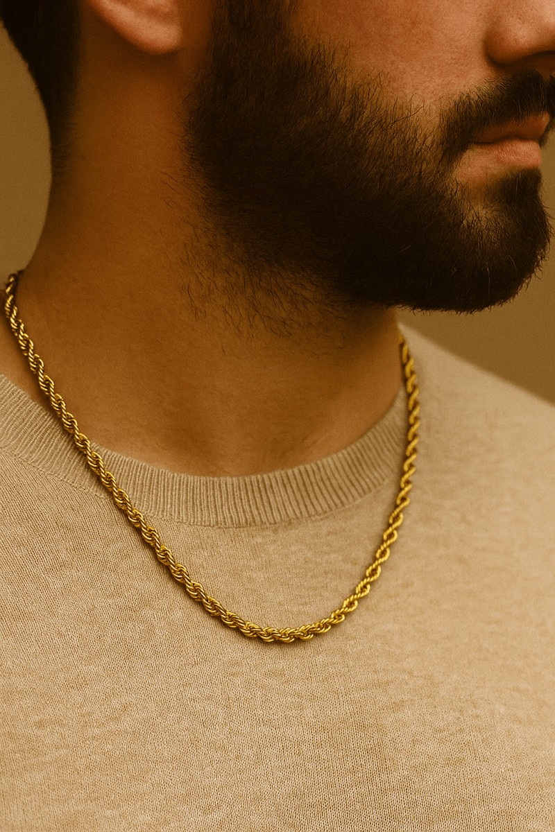 Aranyozott csavart láncszemes nyaklánc férfi modell, fényes felülettel és letisztult, elegáns megjelenéssel.