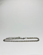 Aranyozott csavart láncszemes karlánc fehér háttéren, fényes felülettel és letisztult, elegáns megjelenéssel.