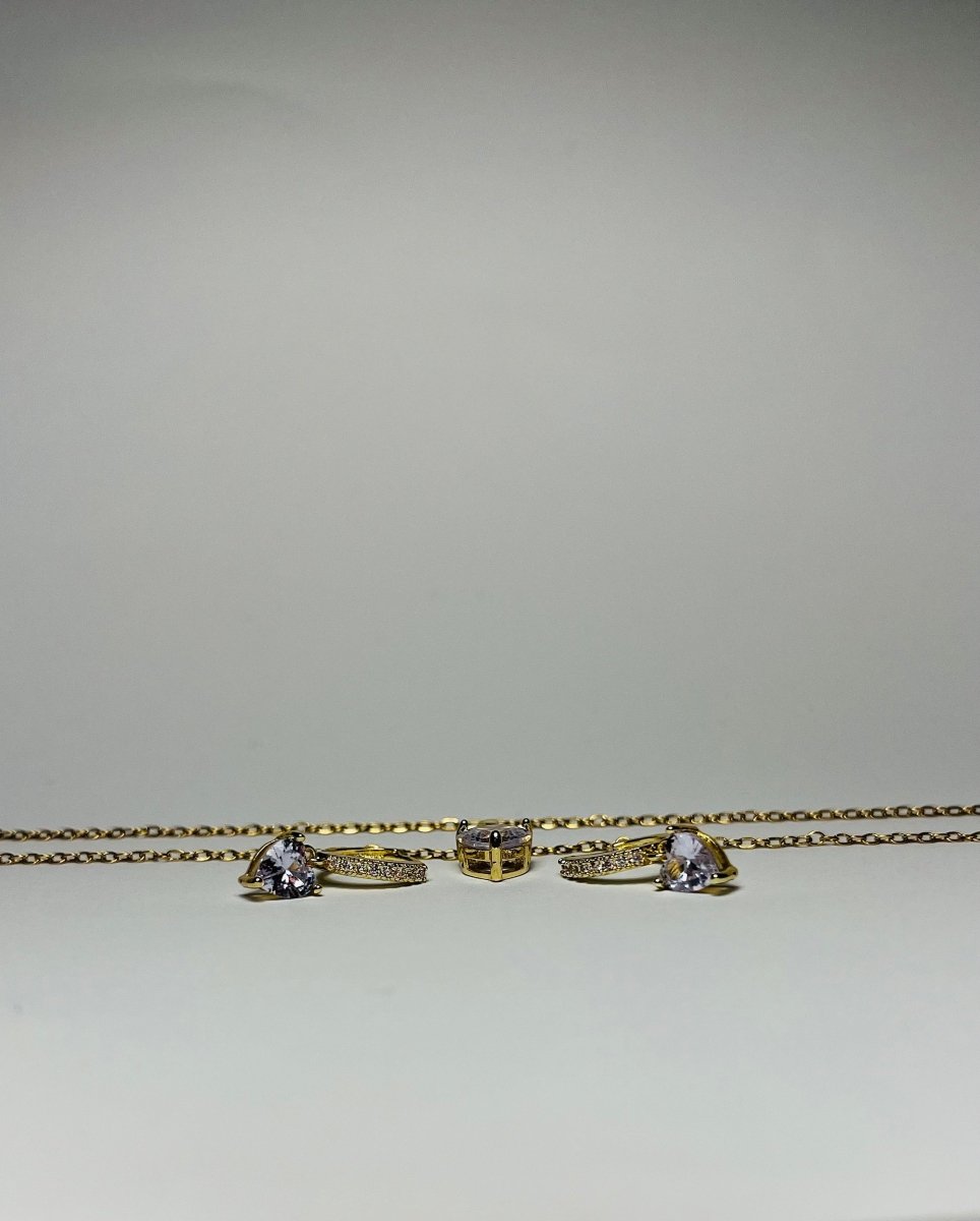 Aranyozott nemesacél szív medálos nyaklánc bézs háttéren, finom, fényes lánccal és letisztult megjelenéssel. Szív alakú aranyozott medálos nyaklánc egy nő nyakán, természetes fényben, elegáns, visszafogott megjelenéssel.