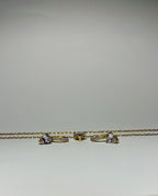 Aranyozott nemesacél szív medálos nyaklánc bézs háttéren, finom, fényes lánccal és letisztult megjelenéssel. Szív alakú aranyozott medálos nyaklánc egy nő nyakán, természetes fényben, elegáns, visszafogott megjelenéssel.